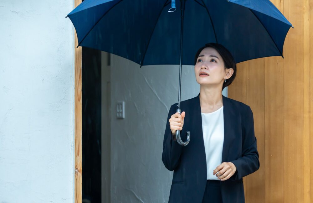 雨　空を見上げる女性