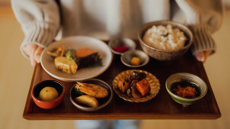 主菜と副菜の料理　運ぶ