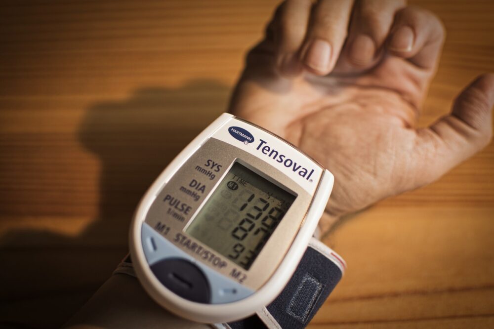 腕　血圧計測器