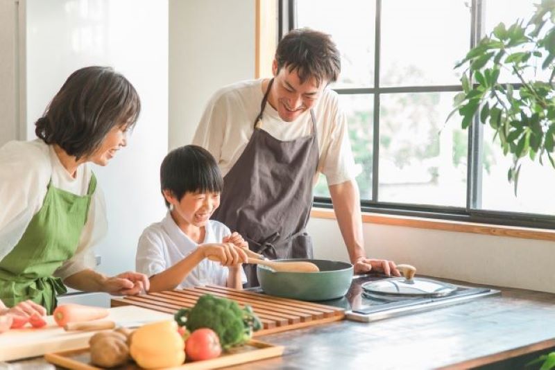 家族　子供が調理　手伝い