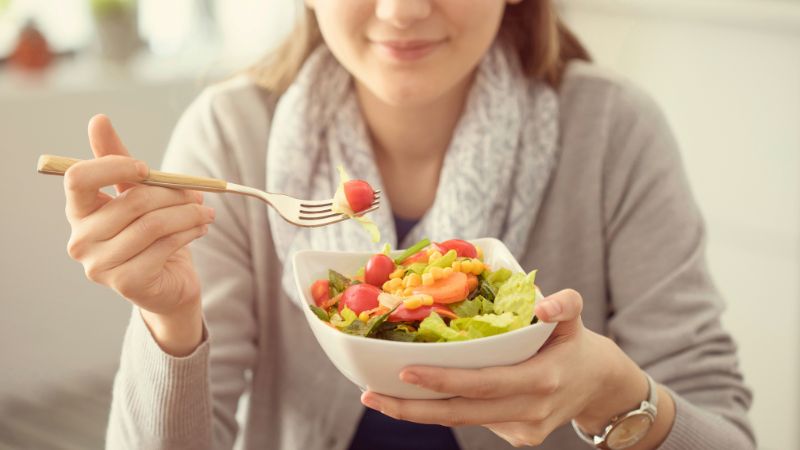 女性　サラダ　食事